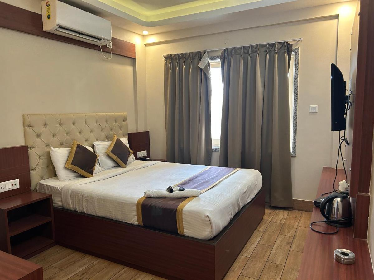 The Aster Enclave Hotel Kolkata Bagian luar foto