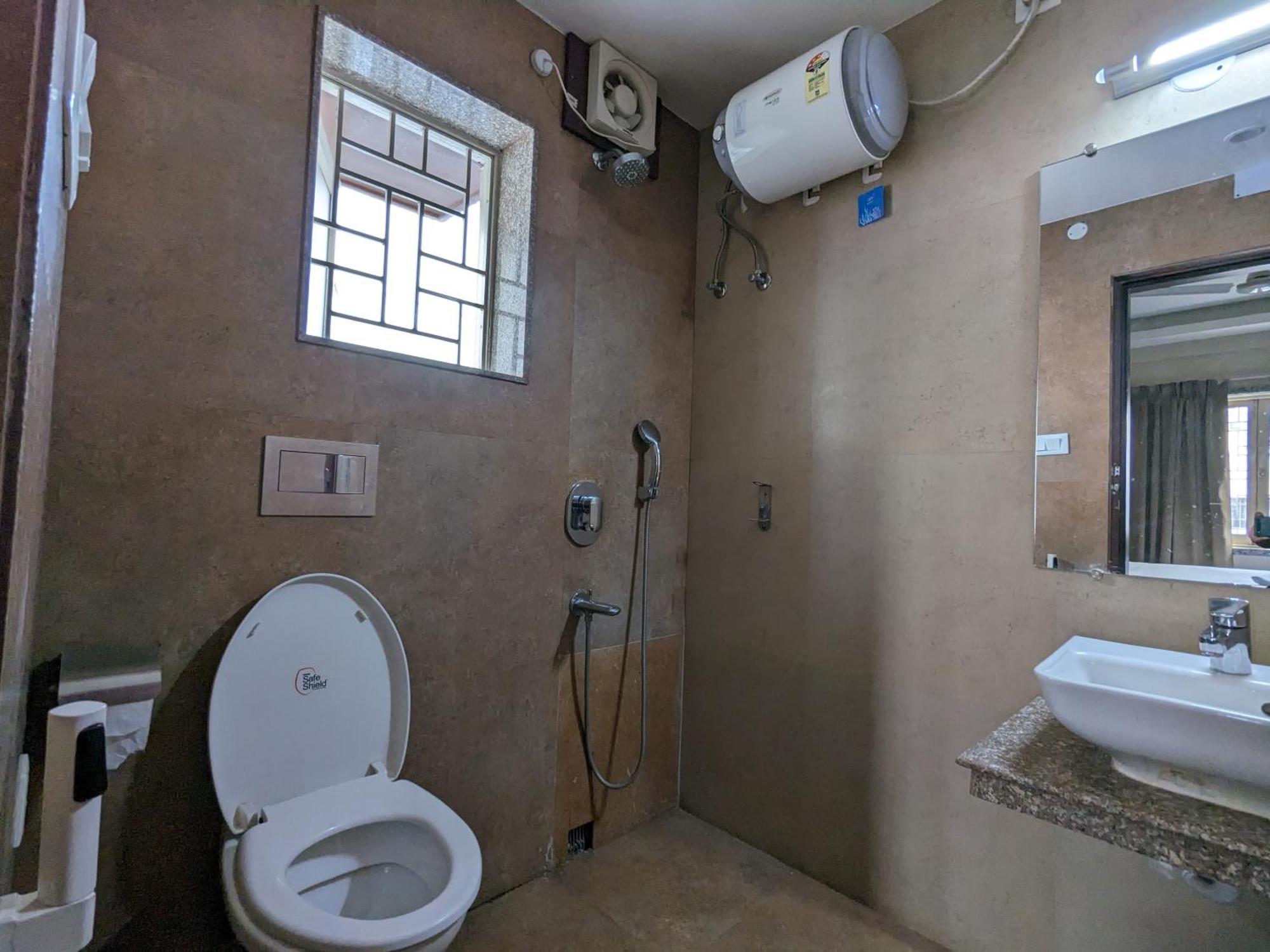 The Aster Enclave Hotel Kolkata Bagian luar foto